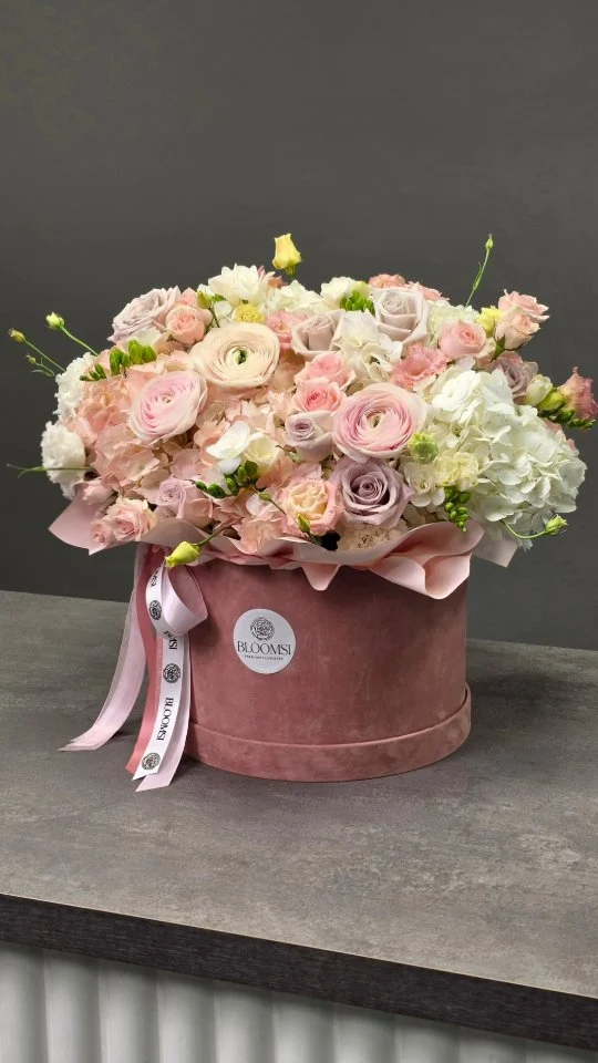 A true girly dream 🩷

Order online -www.bloomsi.ca 
Pickup in Oakville
Delivery across the GTA & Toronto 
1131 Invicta Dr, Oakville 
+1 416 624 4947

#bloomsi #oakville #torontoflowers #oakvilleflorist #floraldesign